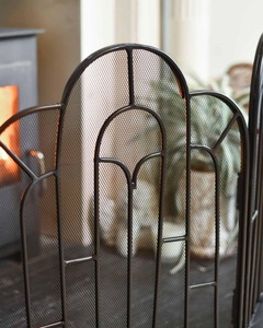 Mampara Metálica para Chimenea con Diseño de Rejilla Catedral, Plegable de Cuatro Paneles, Malla Fina Antichispas, Protector de Seguridad Independiente para Chimenea - Product Image 2