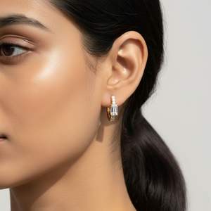 Boucles d'oreilles créoles solitaires Huggie avec émeraude ronde de 0,70 carat, sertie pavé et à griffes - Product Image 6