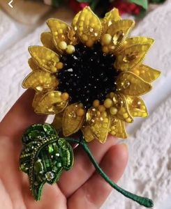 Élégante broche brodée à la main avec perles, motif oiseau, pour les amateurs de mode et les collectionneurs de bijoux faits main, broderie papillon unique - Product Image 3