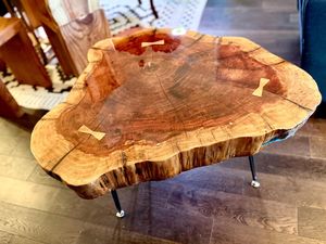 Mesa de centro de resina de cedro Sunset – Mesa artesanal de corte de árbol con borde natural y mesa auxiliar de madera rústica con borde natural estilo mariposa - Product Image 3