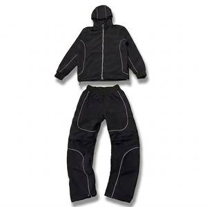 Nouvel ensemble de pantalons coupe-vent en nylon noir pour homme avec logo personnalisé et empiècements, respirant et élégant pour l'été, style streetwear - Product Image 1