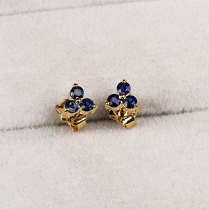Vente en gros de boucles d'oreilles en argent 925 plaqué or jaune avec saphir bleu naturel en forme de trèfle, bijoux fins pour femmes, Memoria Jewels - Product Image 1