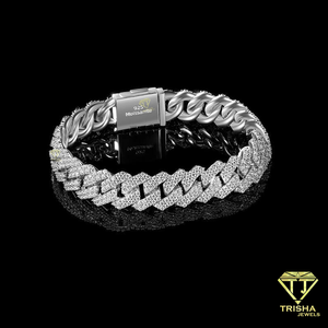 Bracelet Hip Hop audacieux à maillons cubains avec sertissage complet de pierres Moissanite, maillons larges et épais, et fermoir rectangulaire étincelant - Product Image 5