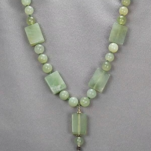 Collier en perles de résine pour femmes, couleur et taille personnalisées, fait main, bijoux écologiques tendance par Perfect Enterprises - Product Image 1