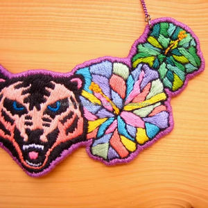 Collier brodé de perles de verre parfait pour les cérémonies de mariage, les fiançailles et les événements de mode haut de gamme - Product Image 1