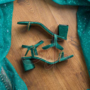 Impresionantes sandalias de tacón de terciopelo y cuero genuino hechas a mano en un tono verde botella, tendencia de moda para mujer. - Product Image 3