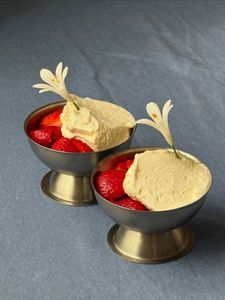 Cuenco de metal plateado personalizado, hecho a mano, con diseño acanalado y base, para servir, decorar la mesa del comedor en el hogar, hotel o sala de estar. - Product Image 2