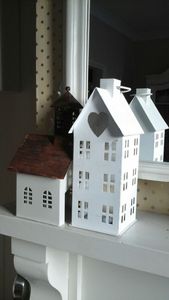 เทียนทีไลท์ โคมกระดาษรูปบ้าน งานฝีมือตกแต่ง ตัวเลือกสีแดงและสีขาว - Product Image 1