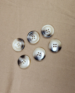 Vente en gros directe d'usine, boutons imitation antique faits à la main, durables, en corne de buffle de haute qualité, 18 mm, 4 trous, pour manteaux pour femmes et hommes - Product Image 1