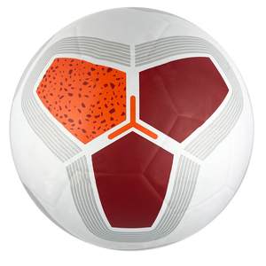 Ballon de football blanc avec panneaux rouges et oranges, design sérigraphié, style populaire, taille 9, fabrication professionnelle, classique, durable, personnalisé - Product Image 1