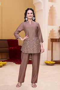 ÚLTIMO MODELO DE CONJUNTO COORDINADO SALWAR KAMEEZ DE SEDA CON MÚLTIPLE BORDADO, ROPA FORMAL COLOR MARRÓN, PRECIO AL POR MAYOR, PRENDAS ÉTNICAS PARA FIESTAS - Product Image 3