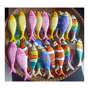 Pez de madera natural hecho a mano, artículo decorativo con acabado suave y vetas de madera natural para decoración del hogar y estilo interior. - Product Image 1