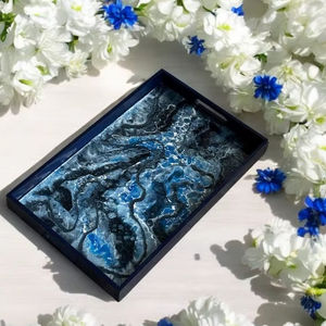 Bandeja de madera azul y resina epoxi hecha a mano con diseño de geoda, regalo de inauguración, arte funcional, bandeja para TV, regalo para anfitrión - Product Image 1