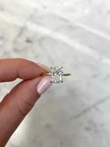 Bague de fiançailles personnalisée en diamant de laboratoire taille coussin, sertie halo à griffes, style minimaliste moderne, alliances de mariage, or massif 14K 18K, IGI - Product Image 6