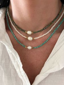 Collier superposé de perles de rocaille vertes et blanches avec pendentif perle d'eau douce pour femme, accessoires de bijoux pour l'été et la plage - Product Image 1