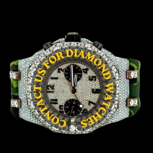 Reloj de Pulsera Personalizado de Lujo con Esfera Redonda Cronógrafo Semi-escarchada, Correa de Goma Verde y Negra, Diseño Personalizado, Unisex, Moderno - Product Image 1