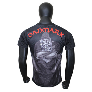 Camiseta de poliéster negra de manga corta para hombre con la bandera de Dinamarca y estampado de sublimación vikingo, estilo casual con cuello redondo y corte regular tipo jersey. - Product Image 2