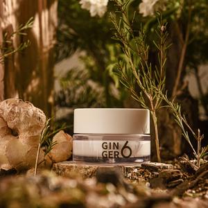 Crema hidratante diaria calmante para piel seca, enriquecida con agua de jengibre, niacinamida, péptidos y ácido hialurónico para hidratación. - Product Image 4