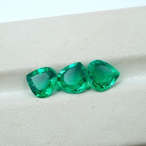 Piedra Preciosa de Esmeralda Cultivada en Laboratorio, Corte Corazón Verde de 2.60 Quilates (3 Piezas), HAYAAT GEMS para Joyería, 7x7 mm, de Rajasthan - Product Image 1