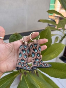 Porte-clés en cuir véritable fait main, design inspiré des bottes de luxe, gravé à la main, boucles d'oreilles porte-clés en cuir véritable, accessoire cadeau unisexe - Product Image 3