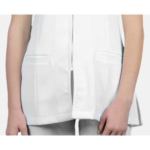 เสื้อทูนิคแขนสั้นผ้าคอตตอนผสมสแปนเด็กซ์ปักโลโก้ตามสั่ง สำหรับพนักงานนวดแผนไทย สปา ร้านเสริมสวย โรงแรม และงานบริการต่างๆ - Product Image 3