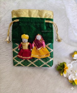 Bolso Potli de terciopelo Rajasthani con diseño de pareja de marionetas - Product Image 5