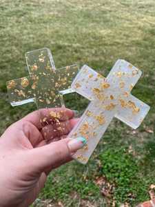 Colgante de Cruz de Resina Cristalina Hecho a Mano con Letras Doradas, Diseño Personalizado, Regalo Religioso de Boda para Coleccionistas - Product Image 5