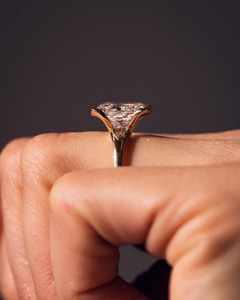 Bague de fiançailles en diamant de laboratoire taille radiant 4.07 carats, sertie en partie à la closière, trois pierres, avec pierres latérales en trilobis, à vendre - Product Image 3