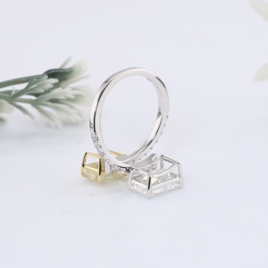 Bague de fiançailles Toi et Moi en or jaune canari et blanc, sertie de deux diamants de laboratoire radiants, avec bande pavée, bijoux fins - Product Image 4