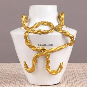 Élégance et confiance, une apparence raffinée complète la décoration de maison de luxe, des vases à fleurs en aluminium présentent des fleurs. - Product Image 1