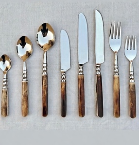 Juego de cubiertos de diseño moderno, de acero inoxidable con mango de resina y acabado dorado, juego de 5 piezas a precio mayorista bajo. - Product Image 6