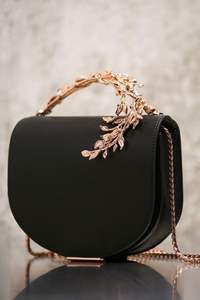 Sac sophistiqué à cadre noir avec accents de feuilles en cristal et poignée dorée. Disponible aux prix de gros. Pure élégance. - Product Image 3