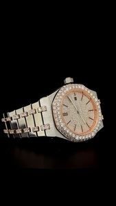 นาฬิกา Iced Out VVS มอยส์ซาไนต์ สองสี โรสโกลด์และสีเงิน หน้าปัดประดับเพชรทรงแปดเหลี่ยม ตัวเรือนทรงแปดเหลี่ยม พร้อมช่องแสดงวันที่ นาฬิกาหรูหราแบบ Bust Down - Product Image 2