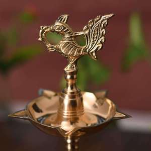 Lámpara de aceite de latón chapado en oro Bold Blossom, escultura artística de diya de pie, decoración religiosa para el hogar, plato plano para ocasiones de boda - Product Image 2