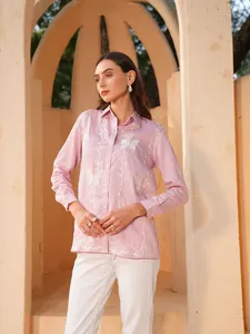 Chemisiers en rayonne rose brodés de haute qualité, style chemise, avec col, pour les fêtes de jour et les événements décontractés, disponibles au meilleur prix. - Product Image 3