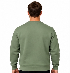 Sudadera de Cuello Redondo Color Oliva para Hombre de Index Apparel, con Estampado de Calavera con Audífonos, Corte Regular, Estilo Casual para Otoño - Product Image 2