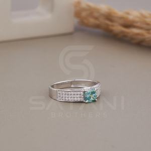 แหวนหมั้นเพชรโมอิสซาไนต์สีเขียวอมฟ้าทรงคุชชั่น ประดับเพชรแบบพาเว่ ตัวเรือนทอง 18K ชุบโรเดียม สำหรับผู้หญิง หรูหรา - Product Image 2