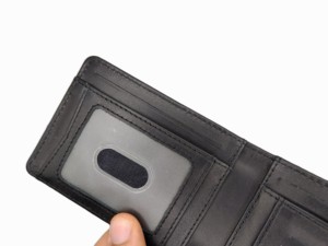 กระเป๋าสตางค์หนังแท้สีดำปักโลโก้ตามสั่งสำหรับผู้ชาย ป้องกัน RFID ช่องใส่บัตรหลายช่อง ซับในผ้าไหม มีที่ใส่บัตร ขายส่ง - Product Image 4