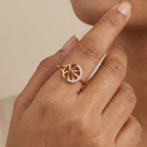 Anillo Minimalista de Oro Amarillo Sólido con Diamante de 0.06ct, Corte Redondo Brillante Natural, Certificado IGI VS-SI H-I - Product Image 1