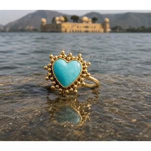 Magnifique bague halo en or plaqué 18 carats avec pierre précieuse Larimar en forme de cœur, faite à la main, style bohème, bijou tendance. - Product Image 1