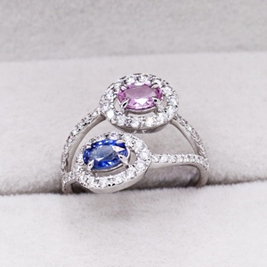 Bague Bypass en Or Blanc Massif 18 carats avec Saphir Rose et Bleu et Diamants en Halo, Vente en Gros, Memoria Jewels - Product Image 3