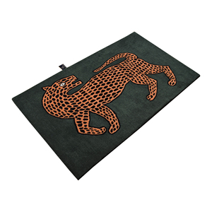 Tapis rectangulaire moderne en laine tuftée à la main, motif guépard artistique, fond vert foncé, graphisme léopard orange, poils courts en coton - Product Image 2