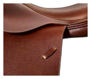 Selle d'équitation anglaise personnalisée en cuir véritable marron avec arceau en bois pour le dressage et le saut d'obstacles, idéale pour la pratique du close contact. - Product Image 4