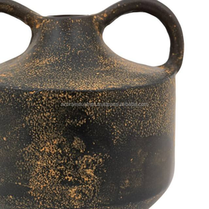 Azora Industries Gobi Vase en métal coulé fait à la main, accessoire décoratif pour la maison avec mouchetures noires et dorées, deux poignées - Product Image 2