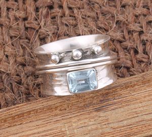 แหวนเงินแท้ 925 ประดับบลูโทแพซ แหวนหมุนได้ แหวนพลอยธรรมชาติ แหวนสำหรับผู้ที่มีความวิตกกังวล แหวนสไตล์โบโฮแบบตอกลาย แหวนฟิดเจ็ตสำหรับผู้หญิง - Product Image 1