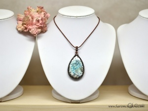 Collier en macramé fait main avec cordon marron et pendentif goutte d'eau en larimar, style bohème, réglable, bijoux de guérison, vente en gros - Product Image 5