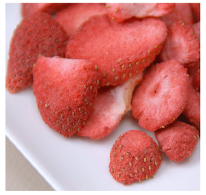 Fraises entières lyophilisées, collation saine biologique, goût sucré, croustillantes, délicieuses, fruits secs naturels, emballage sous vide - Product Image 1