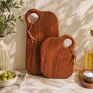 Planche à découper en bois moderne faite à la main, bloc de découpe, plateau de service de cuisine, bois naturel, décoration intérieure, préparation alimentaire, idée cadeau, forme - Product Image 1