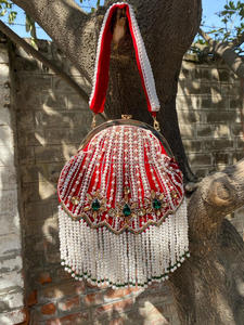 Sac de soirée élégant en coquillages perlés avec fermeture à rabat à franges de perles et bandoulière pour fêtes et mariages - Product Image 1