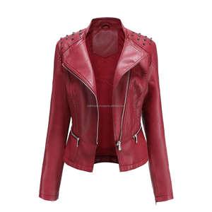 Veste en cuir décontractée rouge style motard pour femmes coupe ajustée fermeture éclair asymétrique épaules cloutées poches doublées de viscose respirante - Product Image 1